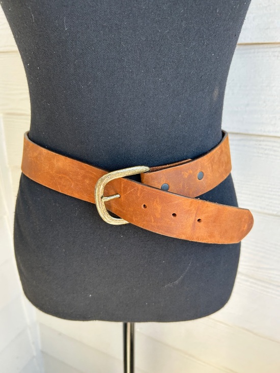 Justin belt Accessories - JUSTIN brown top grain leather belt. Size 39. Beautiful marble laid buckle.